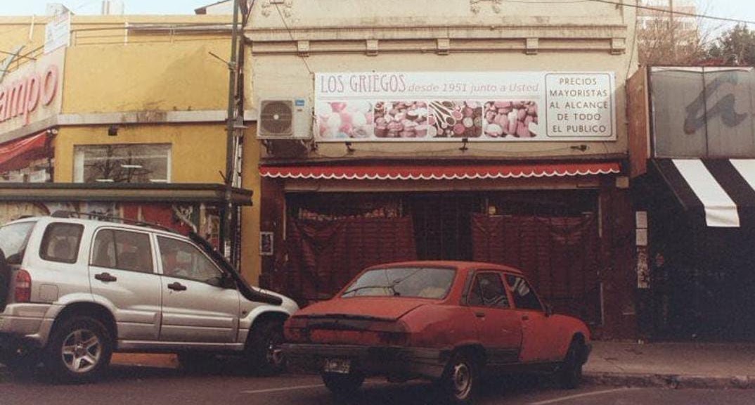 Vista del local de Los Griegos desde la calle, en San Isidro