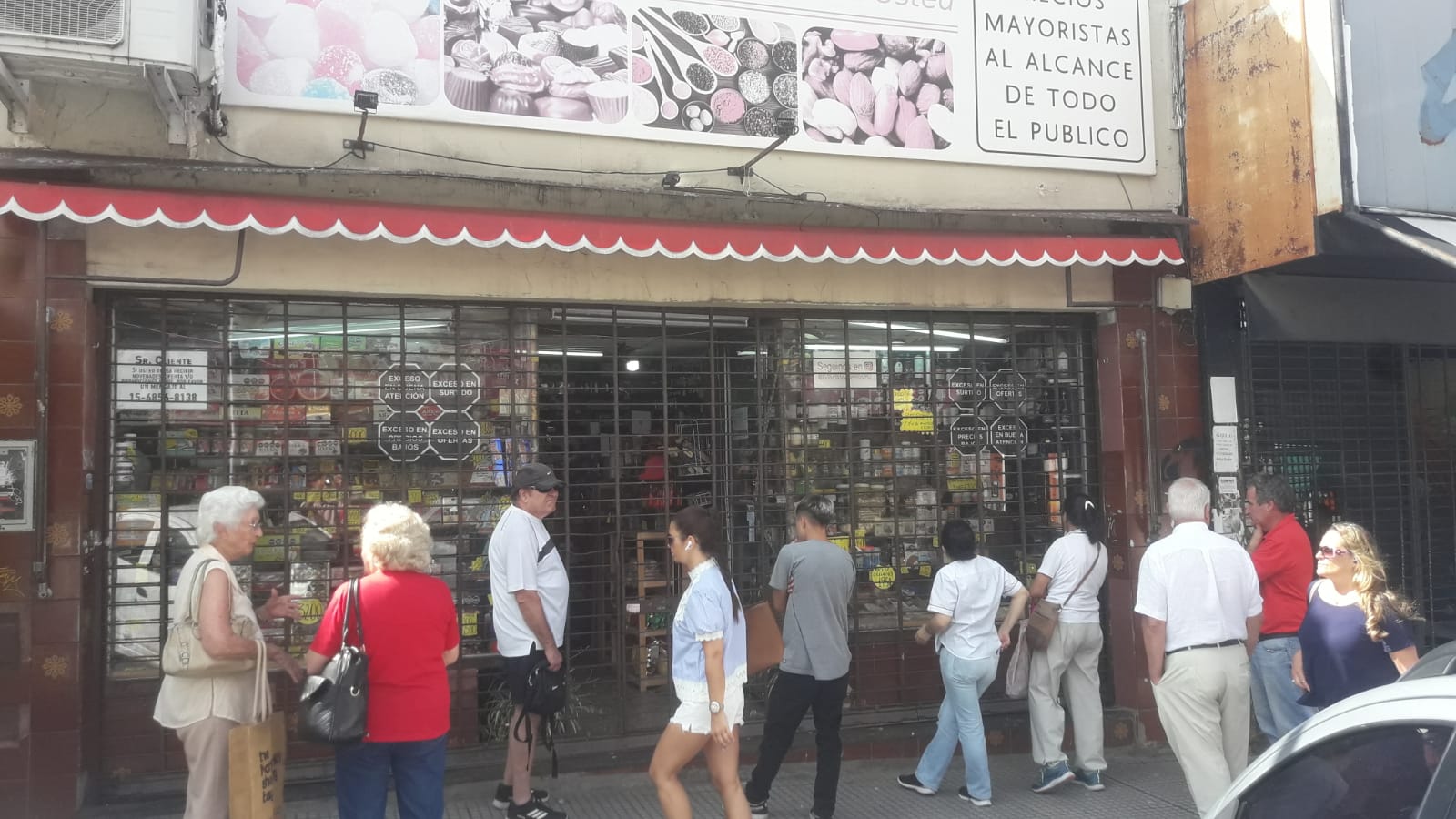 Clientes comprando en Los Griegos, San Isidro