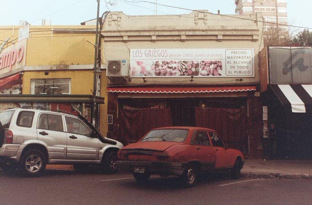 Frente del local de Los Griegos en Belgrano 45, San Isidro