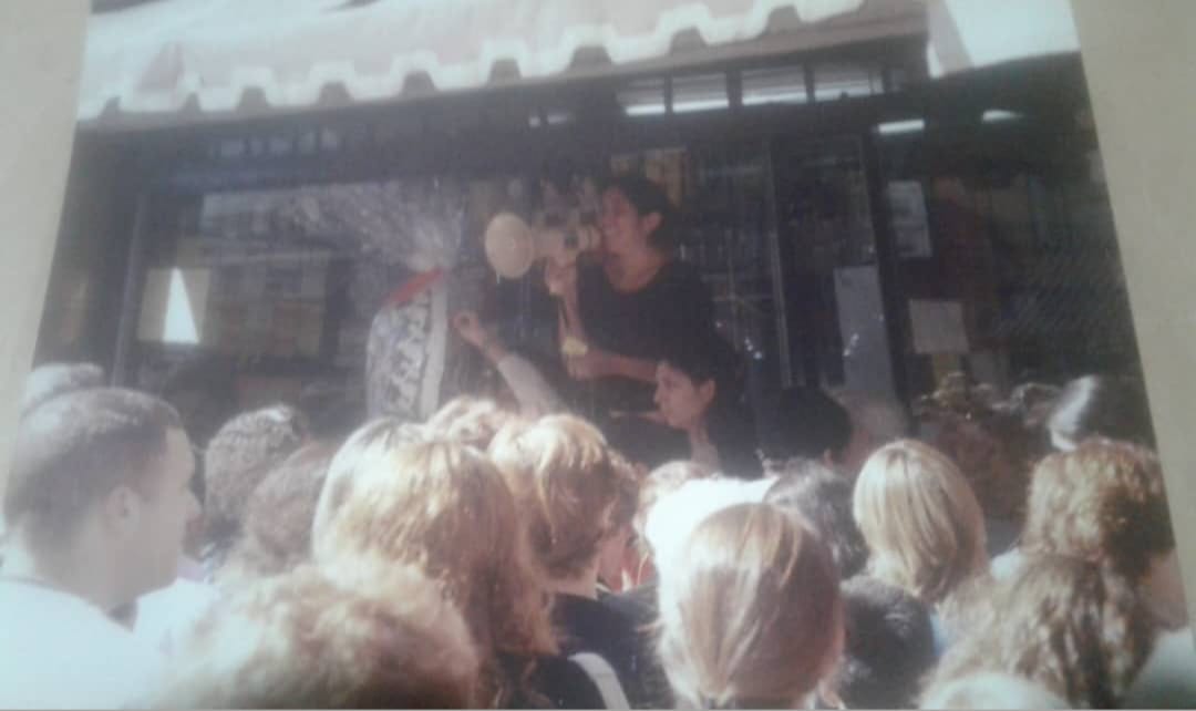 Interior del local de Los Griegos con clientes siendo atendidos